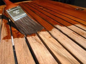 Protección de la madera antes de pintar o barnizar