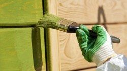 Errores frecuentes al pintar o barnizar madera